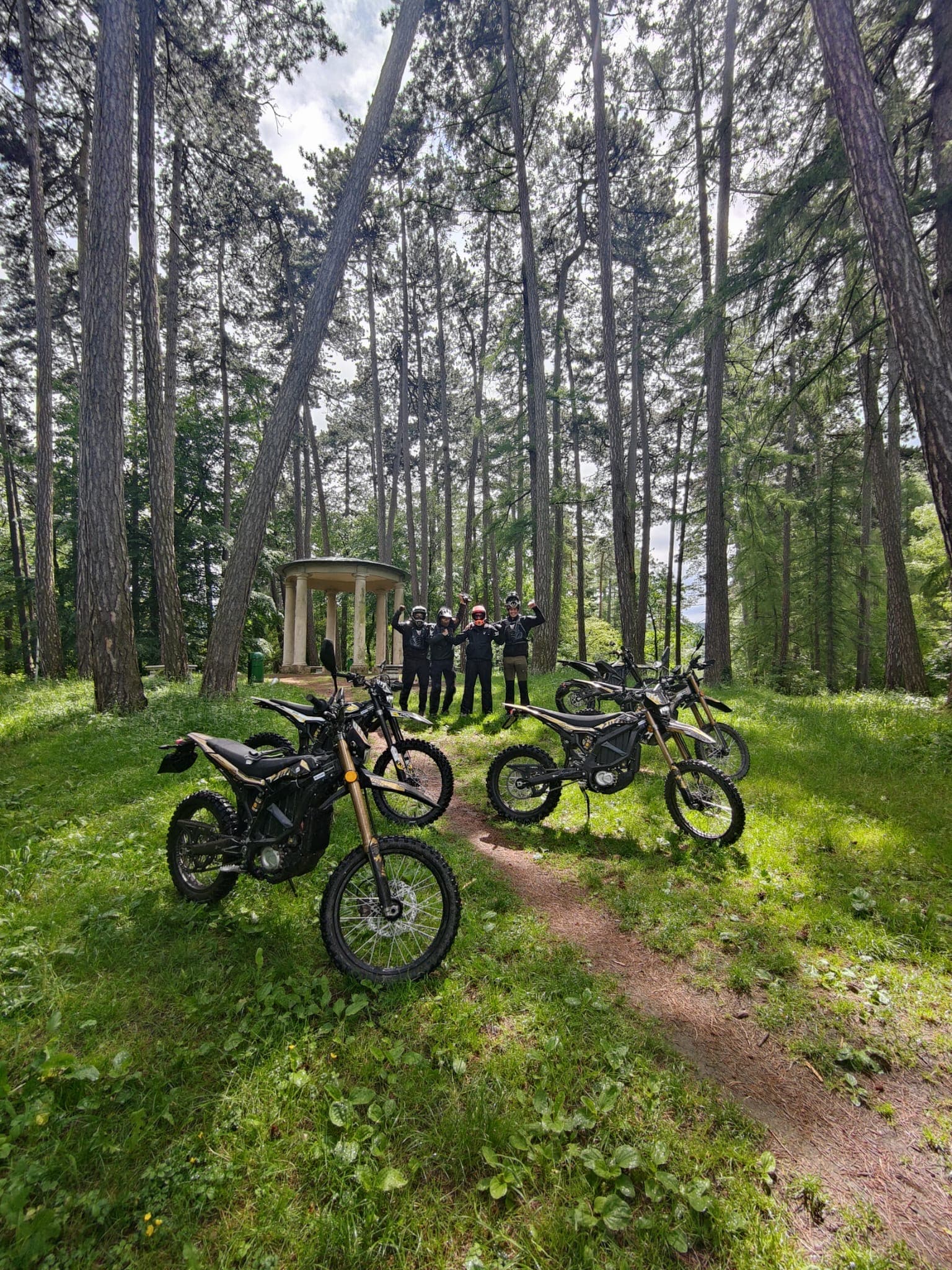 Integracja firmowa na elektrycznych motocrossach w terenie