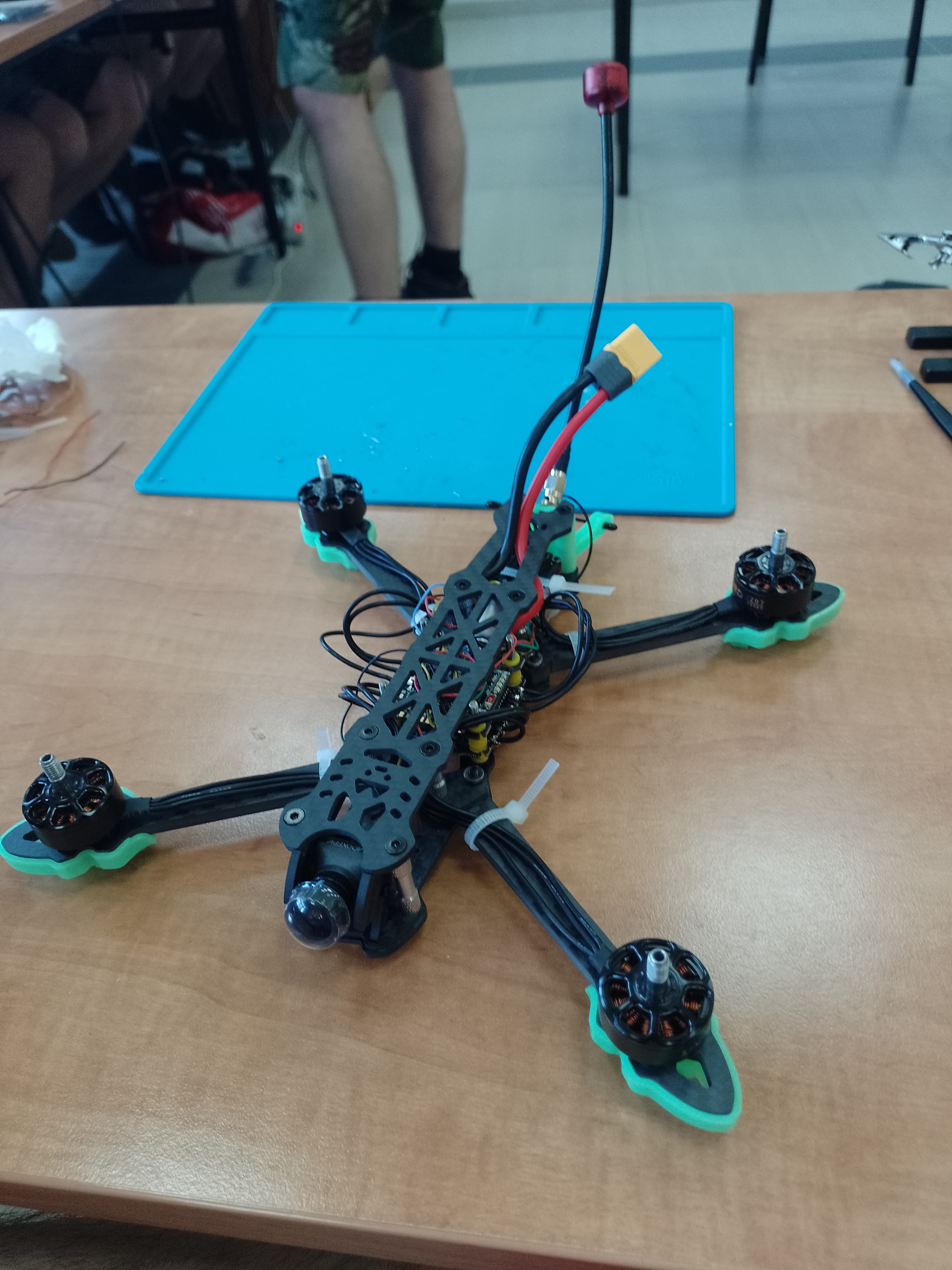 Praca nad elektroniką drona FPV
