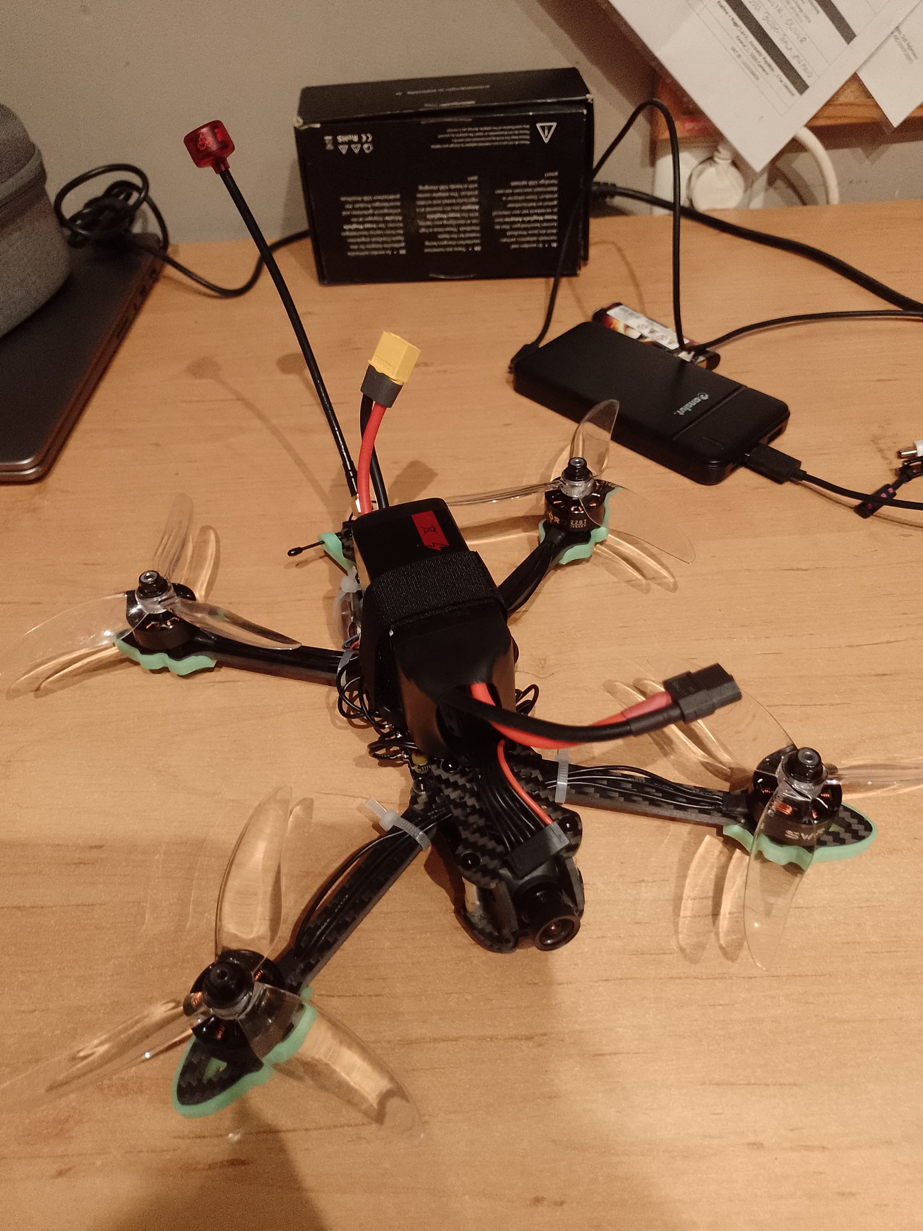 Złożony dron FPV podczas przygotowania